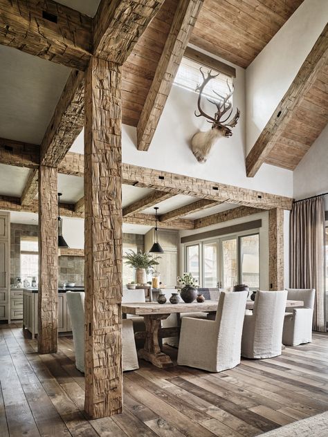 When Architecture and Design Speak the Same Language: Creating a Classic Yet Fresh Environment - Mountain Living Mountain House Interior, Mountain Home Interiors, Country Kitchen Ideas, Cabin Modern, Reclaimed Wood Floors, Townhouse Interior, Log Cabin Interior, Country Vibes, Cabin Living Room