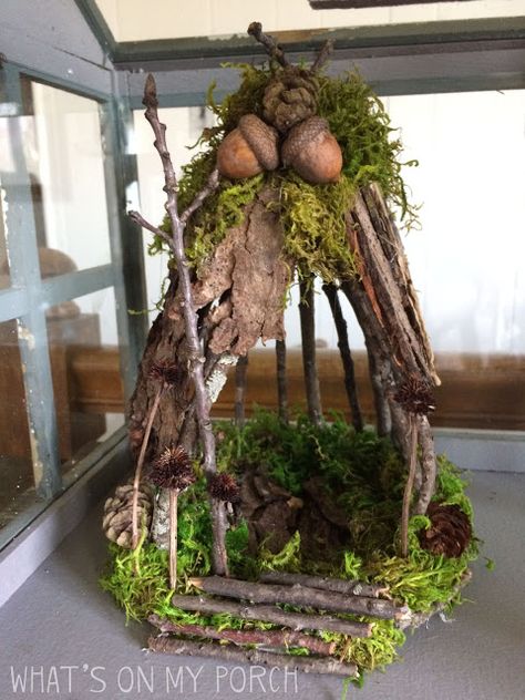 Fairy house with twigs, acorns, moss Twig Crafts, Koti Diy, Fairy Tree Houses, Fairy Garden Furniture, Fairy House Diy, Fairy Garden Crafts, Fairy Garden Designs, Fairy Furniture, Faeries Gardens