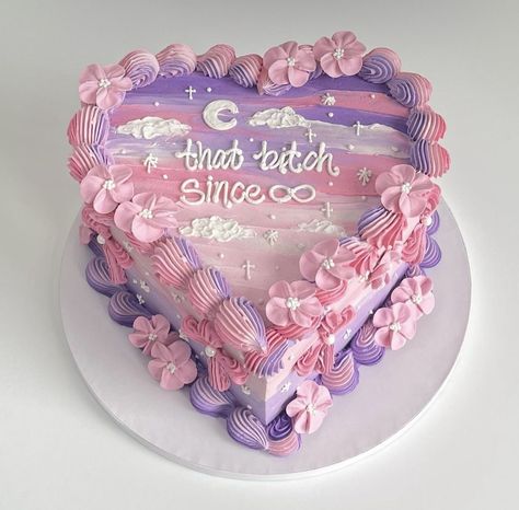 Heart Shape Cake Purple, Purple Birthday Desserts, Pink And Purple Heart Cake, Bizcocho Aesthetic, Purple Heart Shaped Cake, Pink And Purple Birthday Cake, Purple Birthday Cakes, Pink Purple Cake, Pink And Purple Cake