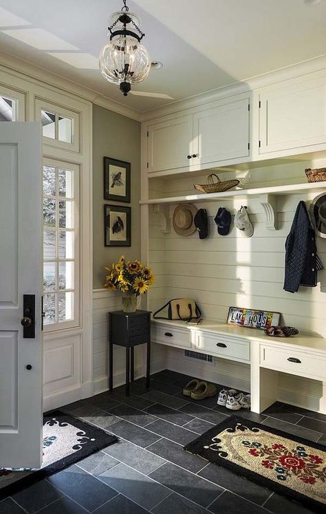 55 Absolutely fabulous mudroom entry design ideas Traditional Entryway, Mud Room Entry, Mudroom Laundry Room, Mudroom Design, My Dream Home, Home Interior, Home Renovation, Home Remodeling, Storage Space