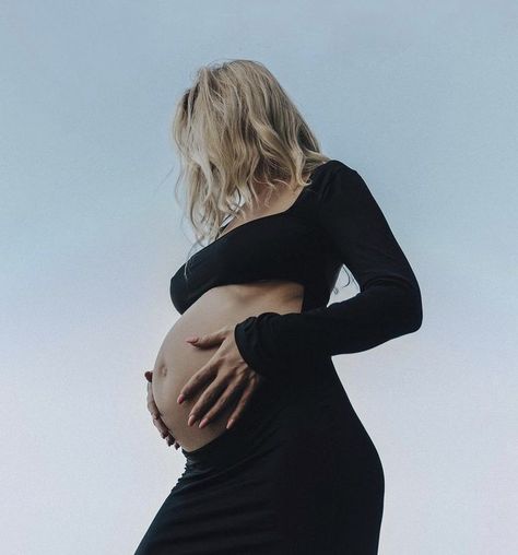 Kylie Katich, Maternity Shoot Outfit, Maternity Studio Photoshoot, Photo Shoot Dress, Pregnancy Belly Photos, Cute Pregnancy Pictures, Maternity Photo Outfits, Modern Maternity, Maternity Photography Poses Pregnancy Pics