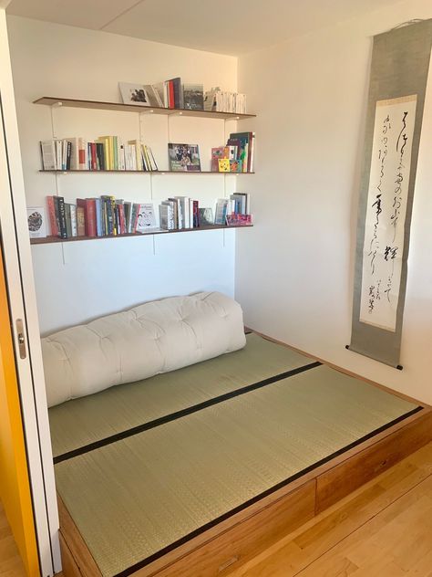 Building a wooden tatami platform 🔨 Tatami Bedroom Design, Tatami Platform, Building Steps, Japanese Style Bedroom, Japandi House, Tatami Bed, Tatami Room, How To Build Steps, Wood Building