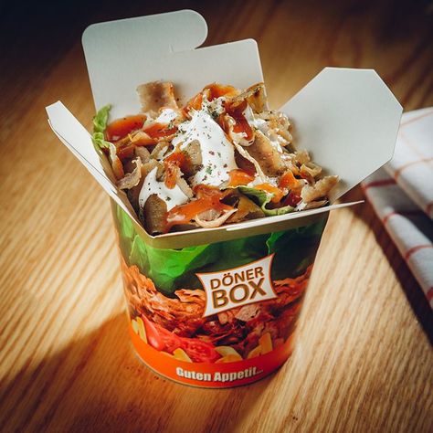 Doner Food, Doner Kebabs, Take Out Food, Döner Kebab, Doner Kebab, King Food, Paper Bowls, Curry Sauce, Food Container