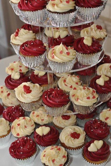 Red Anniversary Decorations, Red Dessert Table, Red Birthday Party Decorations, Burgundy Cakes, Cupcakes With Hearts, Rose Debut, Quince Cakes, Quince Cake, Red Birthday Cakes