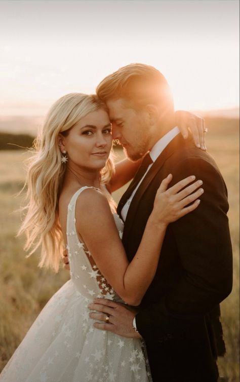 Wedding Photo List, Bride Groom Poses, Photography Tips And Tricks, Sunset Wedding Photos, Fall Wedding Photos, Wedding Portrait Poses, Bride Groom Photos, Wedding Couple Photos, Wedding Picture Poses