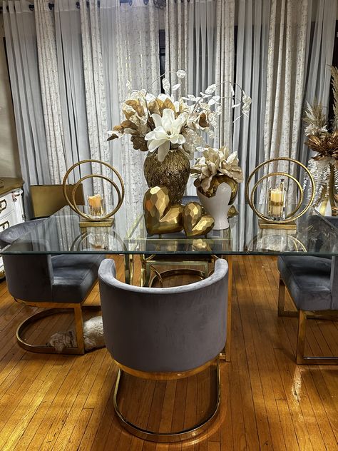 Luxury Apartment Decor, Dining Room Glam, Creative Dining Room, Small Arrangements, Modern Glam Living Room, Gold Dining Room, Brown Dining Table, Living Room Decor On A Budget, Dining Room Design Modern