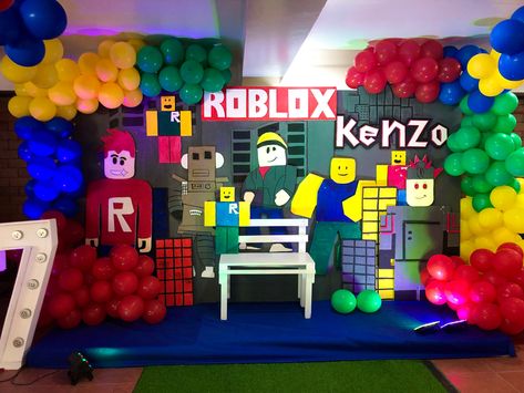 Roblox Backdrop Ideas, Roblox Party Backdrop, Roblox Themed Birthday Party Decoration, Roblox Theme Birthday Party Ideas, Roblox Backdrop Birthday, Roblox Balloon Garland, Roblox Balloon Decor, Roblox Decoration Ideas, Roblox Birthday Party Ideas For Boys