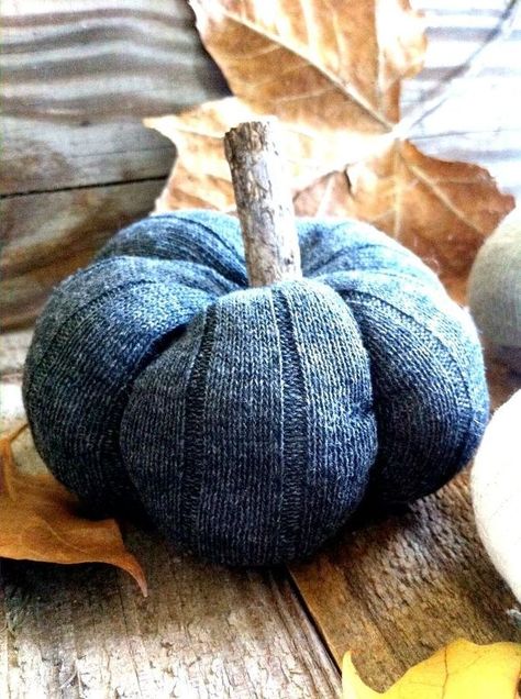 diy sock pumpkins, crafts, halloween decorations, repurposing upcycling, seasonal holiday decor Sock Pumpkins, Diy Pumpkin Carving, Diy Pumpkin Spice, Decoration Vitrine, Fake Pumpkins, Pumpkin Projects, Diy Socks, Sock Crafts, To Autumn