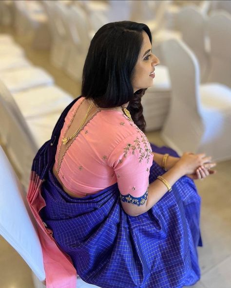 Blue Colour Saree With Contrast Blouse, Ikkat Saree Blouse Designs, Checks Saree Blouse Designs, Contrast Blouse Designs, Banarasi Blouse, Blouse Works, Blouse Designs High Neck, Cotton Blouse Design, Checks Saree