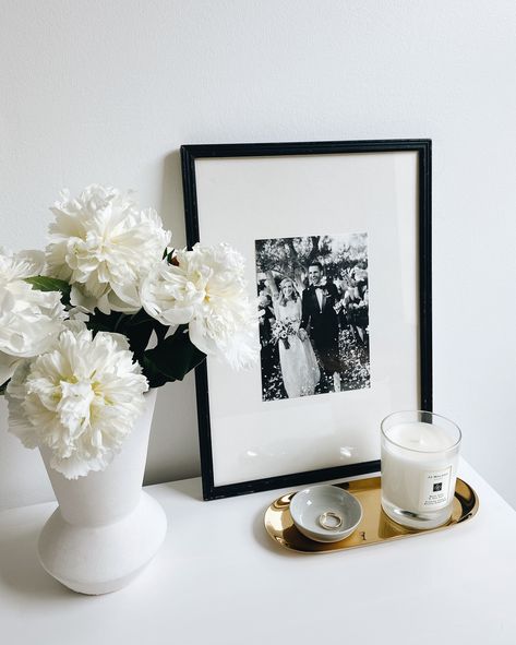 Displaying Photos On Table, Photo Frame On Table, Wedding Photo Frame Ideas, Frame Decorating Ideas, Photo Frame Aesthetic, Frames Aesthetic, Frame Styling, Photo Frame Ideas, Frames Ideas