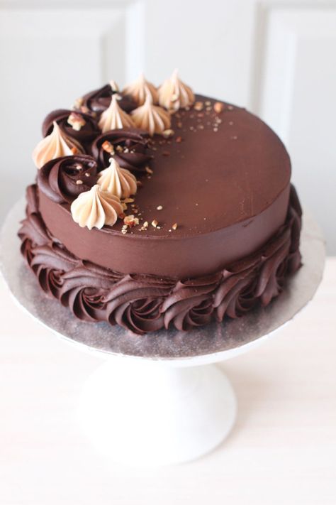 Chocolate Oreo Cake, Patisserie Fine, Chocolate Cake Designs, Chocolate Cake Decoration, Creative Cake Decorating, Cake Decorating Frosting, Chocolate Wedding Cake, Wedding Dessert Table, Wedding Dessert