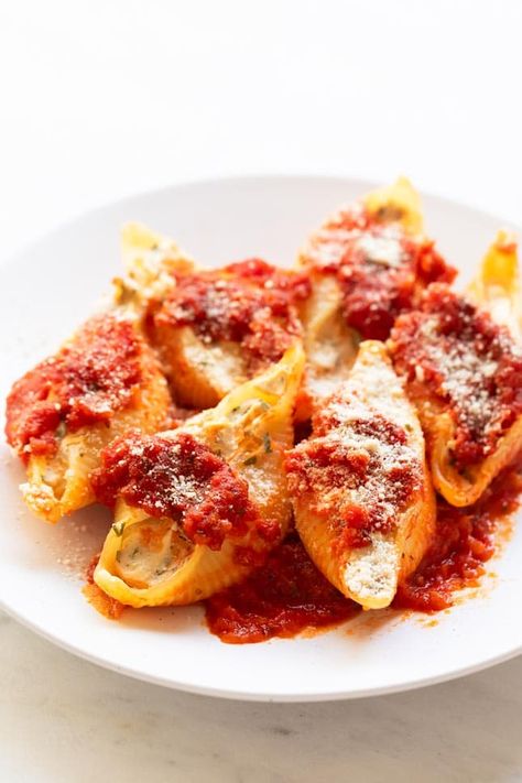 Vegan stuffed shells with a tofu ricotta filling and an easy homemade marinara sauce. It's freezable, and one of the best pasta dishes in the entire world. #vegan #pasta #dinner #simpleveganblog Easy Homemade Marinara Sauce, Vegan Stuffed Shells, Ricotta Filling, Tofu Ricotta, Homemade Marinara Sauce, Resep Pasta, Best Pasta Dishes, Recipes Asian, Best Pasta