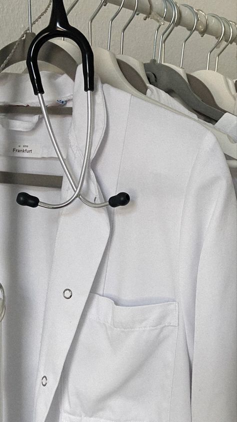 White Coat Aesthetic Doctor, Sports Doctor Aesthetic, Doctor Asthetic Picture, Medtech Aesthetic, Stethoscope Aesthetic, Medical School Life, Medical Student Motivation, Nurse Aesthetic, Med School Motivation