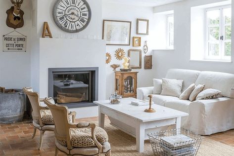 Style maison normand : 3 maisons qui séduisent par leur authenticité Cozy Interior Design, Interior Design Per La Casa, Deco Chic, French Country Living Room, Casa Country, Cottage Interior, Farmhouse Interior, Farmhouse Decor Living Room, Elegant Living