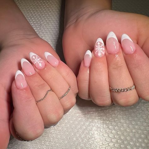 French Tip White Christmas Nails, Christmas French Tip Snowflake Nails, White Almond Nails Christmas, Almond Nail Inspo Christmas, French Tip With Mistletoe, Winter Nails Christmas Simple, French Nails Xmas, French Tips With Snowflakes Nails, Oval Snowflake Nails