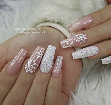 White Holiday Nails, Unghie Sfumate, Aaron Yan, Winter Nails Acrylic, Christmas Gel Nails, Grunge Nails, Snowflake Nails, Christmas Nails Acrylic, Nails 2023