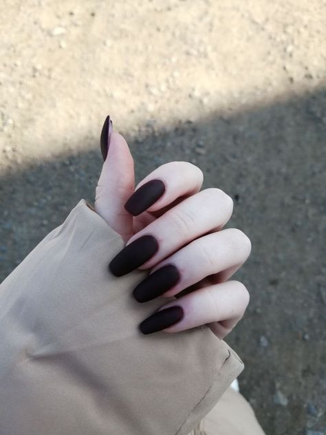 Тёмный шоколад маникюр Nails For Pale Skin, Girlie Aesthetic, Pale White Skin, Pale Grunge, Dark Vibes, Pale White, Pale Girl, White Skin, Pale Skin