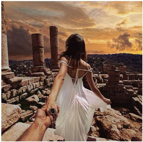 Follow Me Proposal - 20 Creative & Romantic Photos by Russian Photographer وادي رم, Murad Osmann, Ends Of The Earth, Beautiful Places On Earth, Jolie Photo, Amman, The Hand, Insta Photo, Most Beautiful Places