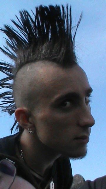 Mohawk Side Profile, Cyberpunk Mohawk, Mohawk With Rat Tail, 60s Punk, Skull With Mohawk, Mohawk Front View, Punk Guys, Punk Outfits, Punk Rock