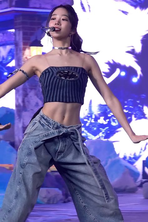 Kpop Idols Abs Female, 11 Line Abs Kazuha, 11 Abs Kpop, Kpop Idol Waist, Kazuha Abs Lesserafim, Kpop Abs Female, Kazuha Lesserafim Abs Workout, Kazuha Body Goals, Kpop Bodies