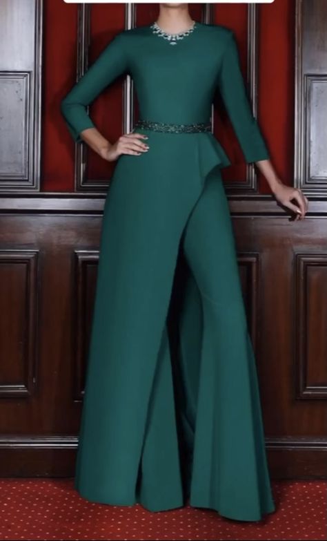 Sadek Majed, Hijab Stile, Classy Jumpsuit, Beautiful Jumpsuits, Jumpsuit Elegant, Elegante Casual, Mothers Dresses, Looks Chic, Jumpsuit Fashion