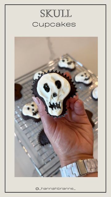 Skeleton Cupcakes Halloween, Halloween Skull Cupcakes, Ghost Face Cupcakes, Easy Halloween Cupcakes Decoration, Halloween Cupcake Ideas Easy, Muffin Halloween, Skeleton Cupcakes, Diy Halloween Cupcakes, Cool Cupcakes