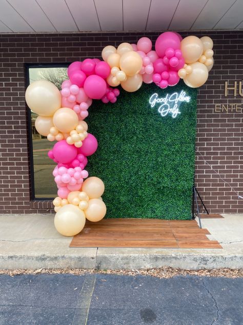 Greenery Wall With Balloons, Greenery Wall With Neon Sign, Pink And Green Balloon Garland, Wall With Neon Sign, Pink Balloon Garland, Parties Decorations, Greenery Wall, 30th Party, Orange Balloons