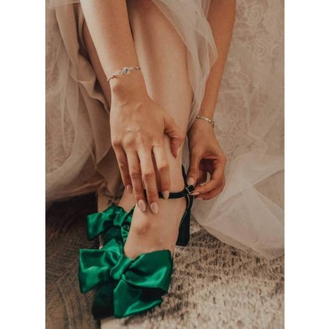 Green Bridal Shoes, Wedding Shoes Green, Low Heel Bridal Shoes, Satin Bow Heels, Bridal Shoes Low Heel, Velvet Block Heels, Emerald Green Velvet, Green Pumps, Velvet Pumps