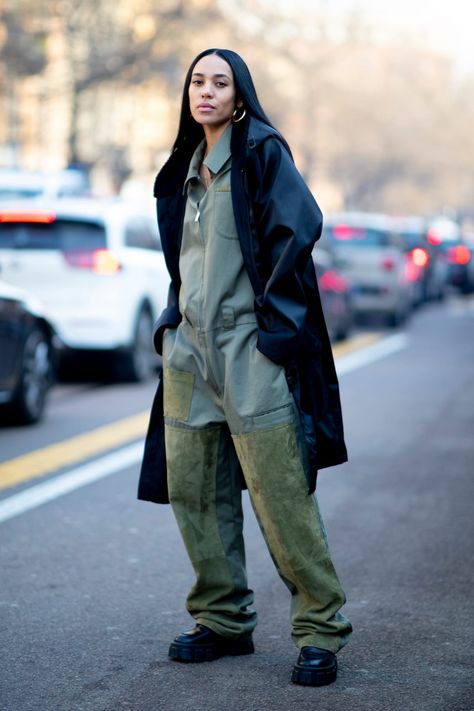 Utility Wear, Milan Fashion Week Men, Minimalist Wardrobe Essentials, 2020 Street Style, Utility Jumpsuit, Well Dressed Women, Wearing All Black, Street Style Edgy, Grunge Streetwear