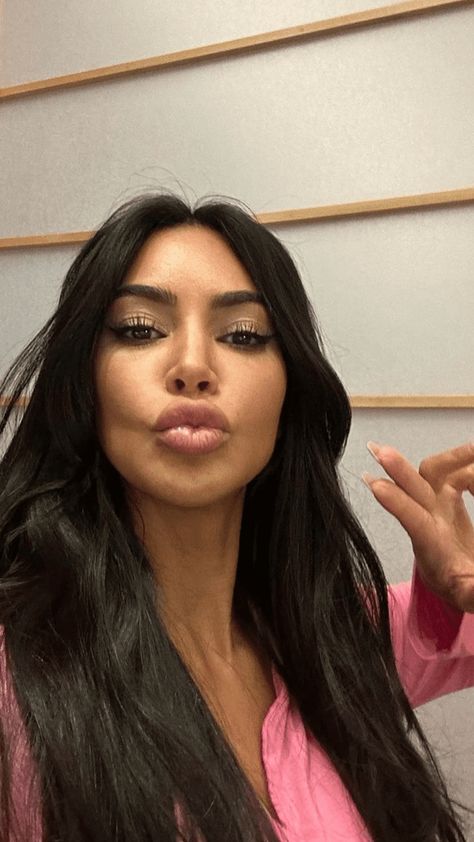 Kim Kardashian Just Put Her Own Twist on Hepburn Bangs Audrey Hepburn Bangs, Meghan Markle Mom, Edgy Bangs, Kardashian Outfit, Kim K, Kris Jenner, Poses For Photos, Beauty Icons, Kardashian Jenner