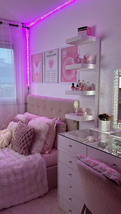 Bussines Room Ideas, 21 Year Old Room Ideas, Pink Floral Room Decor, Small Room With Vanity, Small Bedroom With Vanity, Room Ideas Aesthetic Led, Cute Small Rooms, Pink And White Room Decor, Rectangle Room Ideas Bedrooms