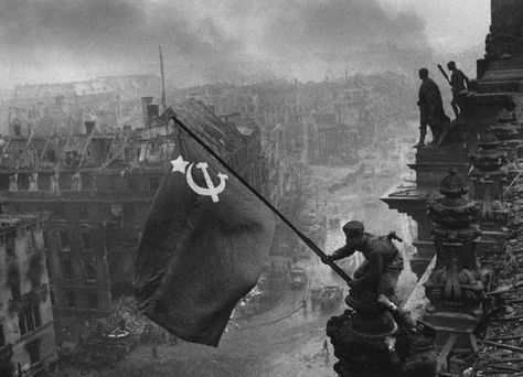 World War 2 Pictures: Rare Photos from WW2 Russian Fighter, Ww2 Photos, British Soldier, Red Army, Historical Pictures, Flag Stand, Historical Events, Rare Photos, Military History