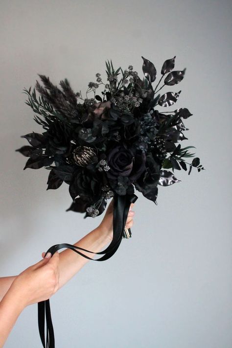 Black Flower Bouquet, Black Wedding Bouquet, Gothic Bouquet, Goth Crown, Black Flower Crown, Dark Romantic Wedding, Gothic Wedding Theme, Wedding Gothic, Halloween Crown