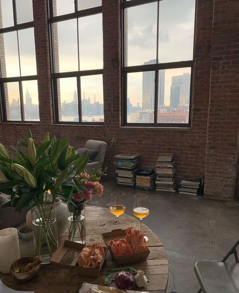 New York Apartment Aesthetic Interior, New York Apartment Aesthetic, Nyc Apartment Aesthetic, Apartamento New York, Appartement New York, Loft Aesthetic, Nyc Loft, Aesthetic Apartment, Apartment View