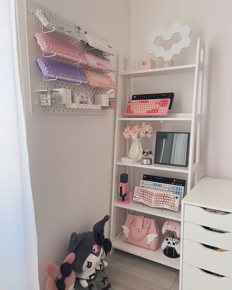 Room update!💗🎀✨Swipe for a room tour👉🏻😉 I’ve made a lot of additions in my pink cozy gaming room☺️ First, I finally have my dream IKEA corner shelf and filled it with my keyboard collection😭 My cute little mat from @geekshareplus definitely made that space even cuter🫶🏻 Then there’s my new ergonomic chair: Hbada E3, and my new desk buddy— Frappe the plushie🌸🔪💗 I also rearranged my Nanoleaf layout, redecorated my IKEA pegboard and mini shelf✨ Overall, I’m so happy with everything 🥰 Now I ... Ikea Corner Desk, Cozy Gaming Room, Keyboard Collection, Ikea Pegboard, Mini Shelf, Gamer Desk, Cozy Gaming, New Desk, Everything Now