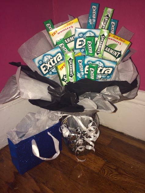 Gum Gift Basket, Gum Bouquet Diy, Gum Birthday Gift Ideas, Gum Gift Ideas, Gum Bouquet, Candy Boquets, Juicy Fruit Gum, Cheap Bouquet, Candy Baskets