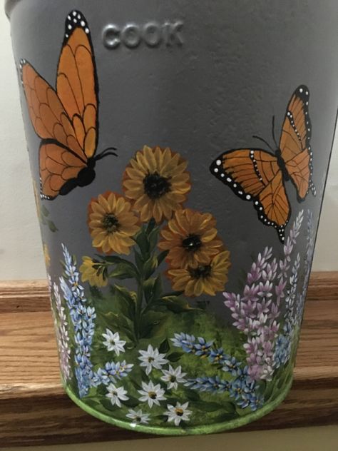 Painting Milk Cans Ideas, Painted Watering Cans Ideas, Barrel Painting Ideas, Painted Buckets Ideas, Decoupage On Metal Buckets, Paint Bucket Ideas, Painting On Metal Buckets, Paint Bucket Design, Painted Trash Cans