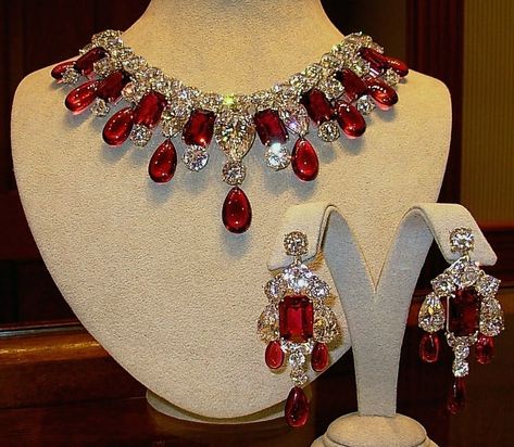 Red Diamond Jewelry, Bridal Jewelry Sets Brides, Ruby And Diamond Necklace, Daemon Targaryen, Expensive Jewelry Luxury, Fancy Jewellery Designs, Art Necklaces, Golden Jewelry, Jewelry Accessories Ideas