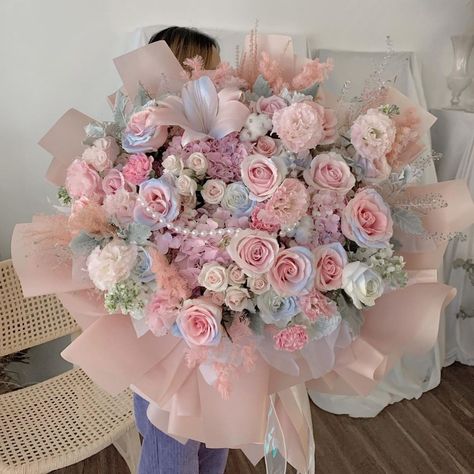 Mixed Bouquet Floral Arrangements, Huge Flower Bouquet, Flowers Bouquet Aesthetic, Flower Bouquet Decoration, Giant Bouquet, Alstroemeria Bouquet, Diy Dried Flower Arrangement, Huge Bouquet, Beautiful Flower Bouquet