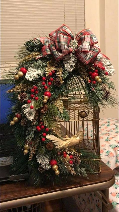 Centerpieces For Christmas, Cage Decor, Xmas Centerpieces, Pretty Christmas Decorations, Sparkling Champagne, Golden Christmas, Champagne Bubbles, Christmas Flower Arrangements, Bird Cage Decor