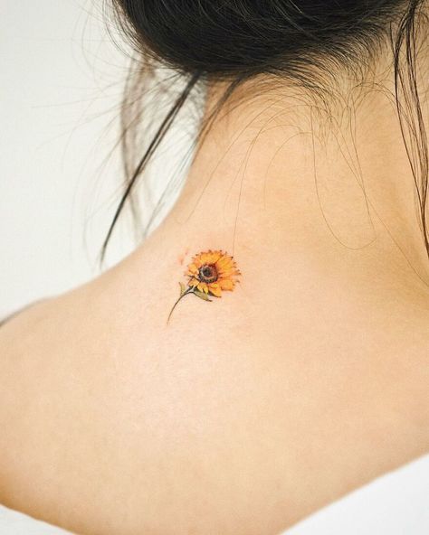 Here Are 70 Painting-Like Tattoos By This Artist Watercolor Sunflower Tattoo, Small Watercolor Tattoo, Famous Tattoo Artists, Belly Button Piercing Jewelry, Sunflower Tattoos, Make Tattoo, Bad Tattoos, Funny Tattoos, Sunflower Tattoo