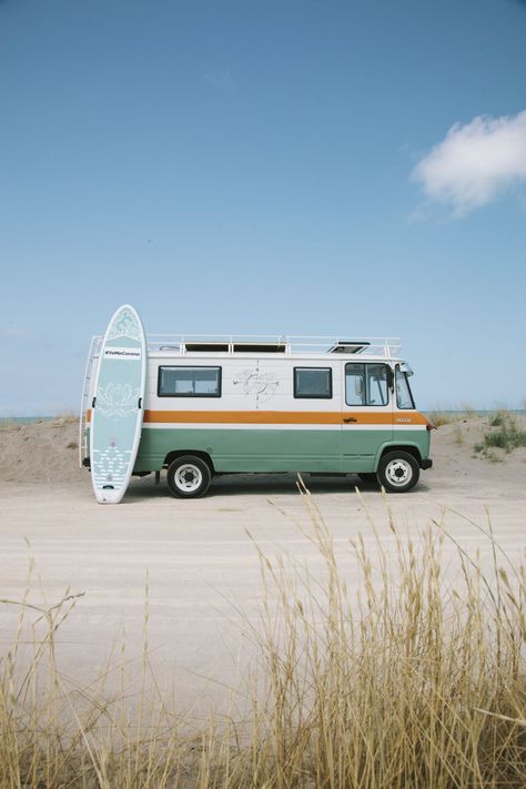 Van Color Ideas, Vintage Camper Van, Retro Camper Van, Surfer Van, Vw California Beach, Vans Painted, Mercedes Camper, Surf Van, Custom Camper Vans