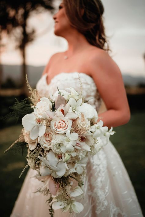 Uno de los ramos que conquistan a las colombianas, son los cascada. #matrimoniocomco #ramosdenovia #bouquet #flowers #ramo #florescolombianas Bride And Bouquet, Off White Flower Bouquet, Bouquet Of Flowers For Bride, Bride Bouquets Ideas, Bridal Bouquet Ideas Pink, Flower Bouquet For Wedding Bride, Big Wedding Bouquet Brides, Bouquet Of Flowers Bride, Bouquets Of Flowers Wedding