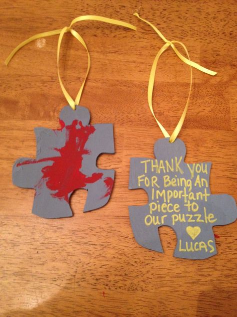 Puzzle piece ornament for teacher gifts 2013 Puzzle Christmas Ornaments, Kindergarten Puzzles, Puzzle Piece Art, Puzzle Piece Crafts, Family Puzzles, Dyi Gifts, Teacher Ornaments, Puzzles Gifts, Work Gifts