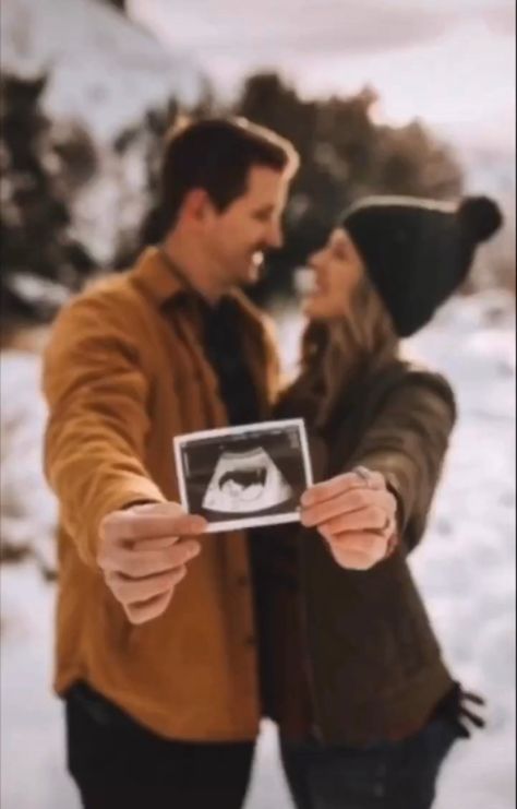 Pregnancy Announcement Pictures, Photo Bb, Announcement Photoshoot, Pregnancy Announcement Photoshoot, Baby Announcement Photoshoot, Maternity Photography Poses Couple, Pregnancy Photos Couples, Christmas Baby Announcement, Cute Pregnancy Announcement