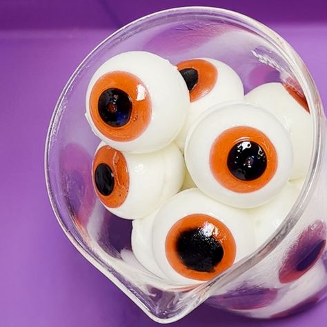 Food Eyeballs, Gummy Eyeballs, Sweet Halloween Treats, 2000s Stuff, Spicy Chili Recipe, Chocolate Halloween, Candy Eyeballs, Candy Balls, Halloween Ball