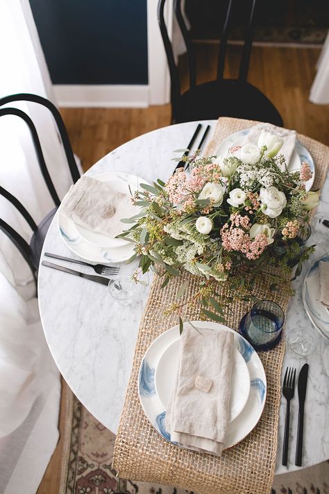 small space entertaining inspiration. moody blue marbling for spring. white and blue dinnerware with matte black cutlery. smoky quartz as a gift for guests. get more entertaining inspiration on jojotastic.com Flower Arranging Tutorial, Black Cutlery, Gift For Guests, Home Interior Accessories, Blue Dinnerware, Flower Installation, Small Space Organization, Small Space Storage, Table Arrangement