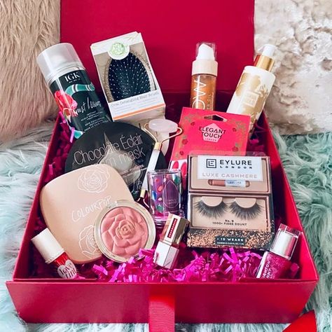 Gift box with makeup, false lashes, body sprays, hair brush, nail varnish + more Diy Makeup Gift Box Ideas, Girly Gift Box Ideas, Makeup Hamper Ideas, Make Up Gift Box Ideas, Makeup Hamper Gift Baskets, Makeup Box Gift Ideas, Makeup Gift Basket Ideas, Makeup Basket Gift Ideas, Make Up Box Gift