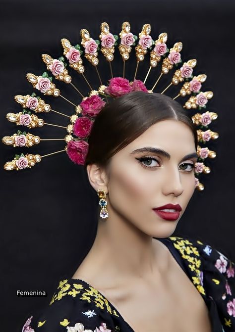 Dolce & Gabbana Alta Moda Fashion Show in Como, July 2018. #DGLovesComo#dolcegabbana#altamoda #beauty Headgear Fashion, Dolce Gabbana Alta Moda, Fashion Week Inspiration, Fascinator Hats Diy, Frida Kahlo Style, Headpiece Diy, Floral Hat, Headband Tiara, Creative Hairstyles