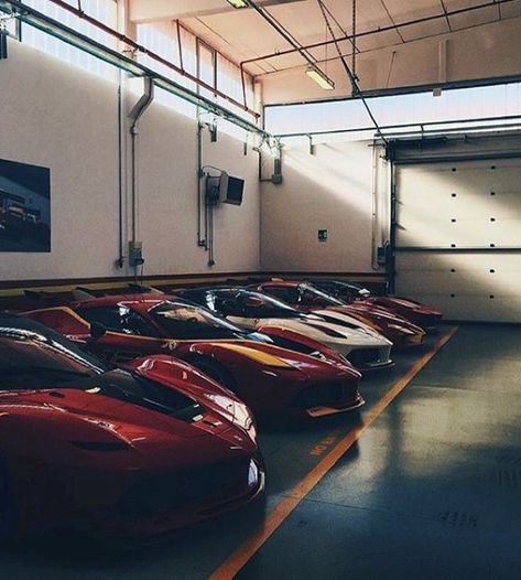 Exotic Car Line Up In Dream Garage Ferrari Garage, Ferrari Fxxk, Sports Cars Ferrari, Ferrari Fxx, Wallpaper Luxury, Prancing Horse, Chasing Cars, Ferrari Racing, Cars Vintage